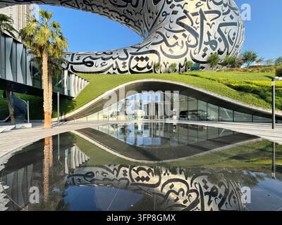 28. Oktober 2025, Dubai, UAE. Das ikonische Museum der Zukunft leuchtet unter einem klaren blauen Himmel, ein Symbol für Innovation und Fortschritt Stockfoto