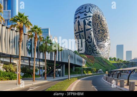 28. Oktober 2025, Dubai, UAE. Das ikonische Museum der Zukunft leuchtet unter einem klaren blauen Himmel, ein Symbol für Innovation und Fortschritt Stockfoto