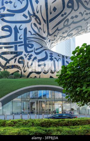 28. Oktober 2025, Dubai, UAE. Das ikonische Museum der Zukunft leuchtet unter einem klaren blauen Himmel, ein Symbol für Innovation und Fortschritt Stockfoto