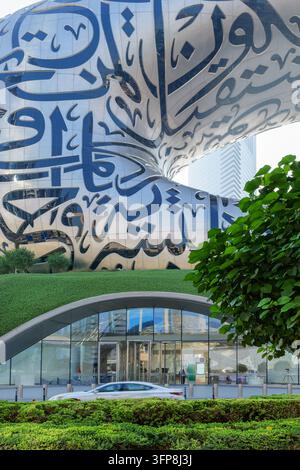 28. Oktober 2025. Dubai, VAE. Das ikonische Museum der Zukunft leuchtet unter einem klaren blauen Himmel und steht als Symbol für Innovation und Fortschritt Stockfoto