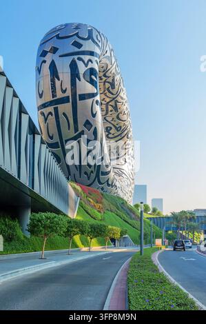 Atemberaubender Blick auf das Museum der Zukunft, eine Muss-Sehenswürdigkeit für jeden Besucher Dubais. Dubai, UAE - 28. Oktober 2025 Stockfoto