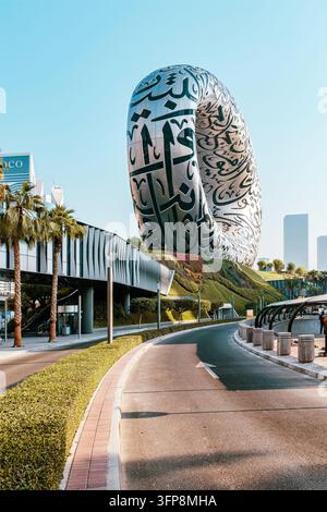 28. Oktober 2025, Dubai, UAE. Das ikonische Museum der Zukunft leuchtet unter einem klaren blauen Himmel, ein Symbol für Innovation und Fortschritt Stockfoto