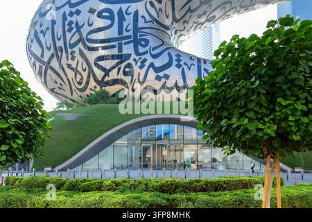 28. Oktober 2025 Dubai VAE Ikonomuseum der Zukunft leuchtet unter klarem blauem Himmel, Symbol für Innovation und Fortschritt Stockfoto