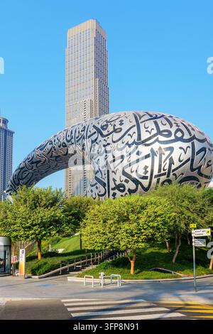 28. Oktober 2025, Dubai, UAE. Das ikonische Museum der Zukunft leuchtet unter einem klaren blauen Himmel, ein Symbol für Innovation und Fortschritt Stockfoto