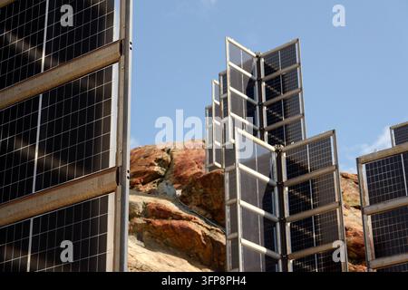 Detail von Solarmodulen in den Bergen vertikal montiert wie vier Flügel um eine zentrale Säule wie ein Baum, Photovoltaikanlage vermeidet Schneianhäufung, Zukunft Stockfoto