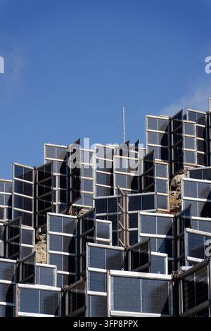 Detail von Solarmodulen in den Bergen vertikal montiert wie vier Flügel um eine zentrale Säule wie ein Baum, Photovoltaikanlage vermeidet Schneianhäufung, Zukunft Stockfoto