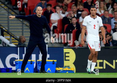 Thomas Tuchel, Trainer von England, und Trent Alexander-Arnold an der Seitenlinie während des UEFA-Nations-League-Spiels 2026/27 der Gruppenphase zwischen England und Tschechien im Wembley-Stadion am 6. Oktober 2026 in London, England. Stockfoto