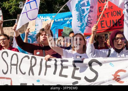 Protestierende heben ihre Fäuste und skandieren hinter einem Banner mit der Aufschrift "Jeunesses sacrifiées, budgets exigés" (Aufgeopferte Jugend, wir fordern Budgets) während einer nationalen Demonstration von High-School- und Universitätsstudenten, die mehr Ressourcen für die Bildung fordern - PARIS - 6. OKTOBER 2026 - Jacques Julien/Alamy Live News Stockfoto