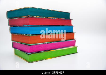 Stapel bunter Bücher auf weißem Hintergrund mit Kopierraum Stockfoto