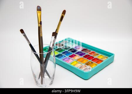 Stapel bunter Bücher auf weißem Hintergrund mit Kopierraum Stockfoto