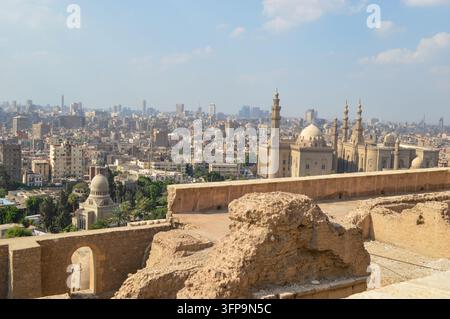 Kairo, Ägypten - 28. Oktober 2019: Ein Panoramablick über die Dächer von Kairo, gesehen von den Mauern der Zitadelle von Saladin. Stockfoto