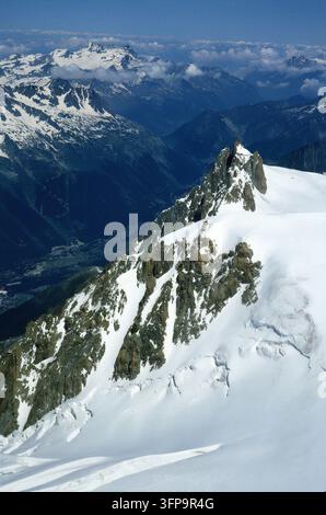 Ein atemberaubender Luftbild zeigt die raue Schönheit der Mont-Blanc-Bergkette. Die schneebedeckten Gipfel dominieren die Landschaft, im Kontrast zu Stockfoto