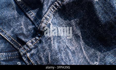 Zerknitterte blaue Denim-Stofftextur mit Nähten Stockfoto