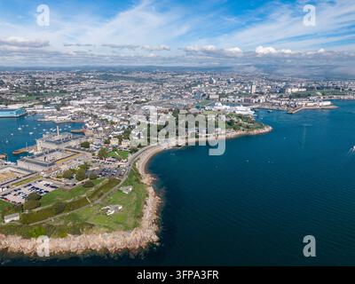 Luftbild der Küstenstadt Plymouth mit ihrem historischen Hafenviertel, Hafen und städtischen Landschaft in Plymouth, England, Vereinigtes Königreich. Stockfoto