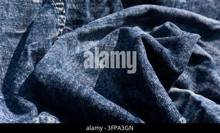 Zerknitterter blauer Denim-Textil-Hintergrundtextur Stockfoto