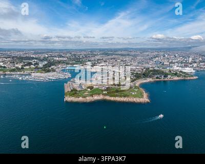 Luftaufnahme des Royal William Yard und der Küste von Plymouth Sound mit Hafenbooten, historischen Steingebäuden und urbaner Ausdehnung, Plymouth, England, Unite Stockfoto