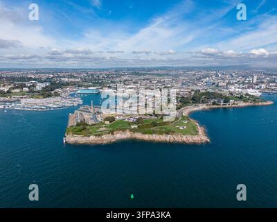 Luftbild des Royal William Yard mit historischer Marinearchitektur, einem geschäftigen Yachthafen und Küstenlandschaft in Plymouth, England, Vereinigtes Königreich. Stockfoto