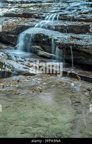Langzeitbelichtung der Stromschnellen im Alferello-Bach Stockfoto