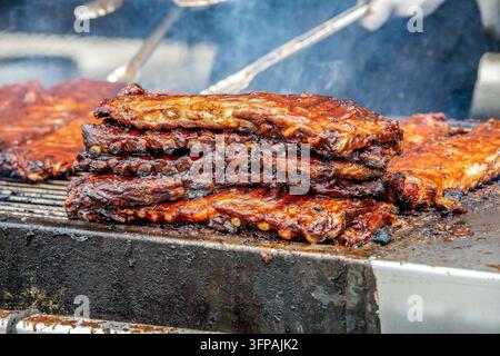 Rippchen auf dem Grill auf einem Sommerfest Stockfoto