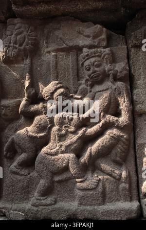Altes Steinrelief, das Putana darstellt, die Krishna und Balarama stillt, im Prambanan-Tempel, Zentraljava, Indonesien. Stockfoto