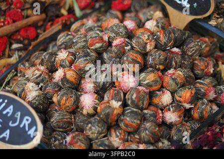 Getrocknete Blumenbälle, die an einem Marktstand in einem lebhaften Basar ausgestellt sind Stockfoto