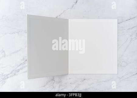 Oberblick-Sequenz von offen zu geschlossen, leeres weißes Grußkarten-Mockup auf Marmorhintergrund mit Kopierraum: Öffnen einer leeren weißen gefalteten Grußkarte Stockfoto