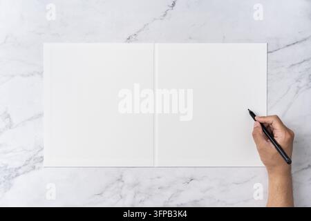 Oberblick-Sequenz von offen zu geschlossen, leerer weißer Grußkarten-Vorlage auf Marmorhintergrund mit Platz für Text: Handschrift mit schwarzem Stift auf geöffnetem bla Stockfoto