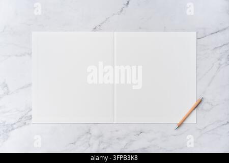 Oberblick-Sequenz von offen zu geschlossen, leerer weißer Grußkarten-Mockup auf Marmorhintergrund mit Kopierplatz: hölzerner Stift auf geöffneter leerer weißer Grußkarte Stockfoto
