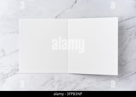 Oberblick-Sequenz von offen zu geschlossen, leeres weißes Grußkarten-Mockup auf Marmorhintergrund mit Platz für Text: Schließen einer leeren weißen gefalteten Grußkarte Stockfoto