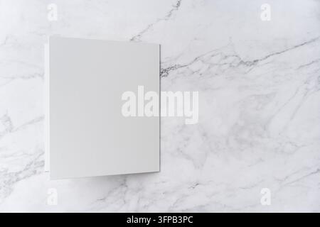 Oberblick-Sequenz von offen zu geschlossen, leeres weißes Grußkarten-Mockup auf Marmorhintergrund mit Platz für Text: Schließen einer leeren weißen gefalteten Grußkarte Stockfoto