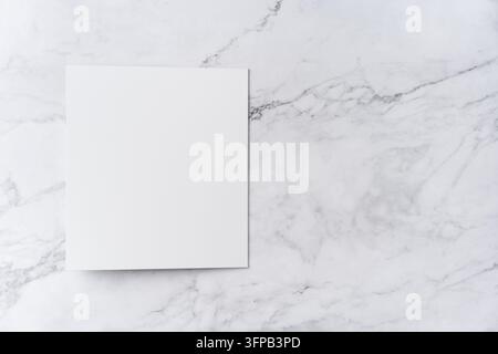 Oberblick-Sequenz von offen zu geschlossen, leeres weißes Grußkarten-Mockup auf Marmorhintergrund mit Platz für Text: Schließen einer leeren weißen gefalteten Grußkarte Stockfoto
