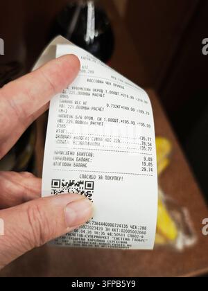Kirov, Russland – 6. April 2026: gedruckter Lebensmitteleinkaufsbeleg, der Kvass-Bananen und ein Erfrischungsgetränk beim Supermarkteinkauf auflistet, Innenansicht des Ladens Stockfoto
