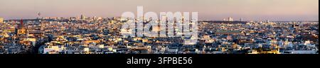 Hochwinkel-Panoramablick über Pariser Dächer und historische Wahrzeichen während der Goldenen Stunde in Paris, Frankreich. Stockfoto
