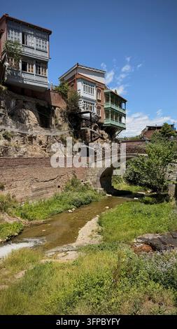 Traditionelle Holzhäuser über einem Bach im historischen alten Tbilisi, Georgien Stockfoto