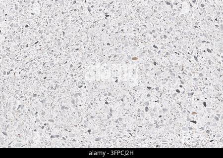 Polierte weiße Terrazzotexturhintergrund mit Quarzsplittern und Mineralflecken, ideal für architektonische Böden, Arbeitsplatten und Innenoberflächen Stockfoto
