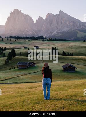 Eine ruhige Szene entfaltet sich in Seiser Alm Alpe di Siusi, Dolomiten, Italien, als die Morgendämmerung bricht. Stockfoto