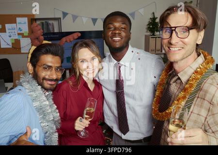 Porträt eines diversen Geschäftsteams, das Weihnachten im Büro feiert Stockfoto
