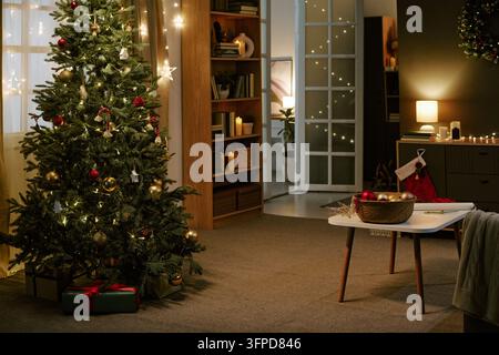 Schmückter Weihnachtsbaum in einem gemütlichen Wohnzimmer für die Feiertagssaison Stockfoto