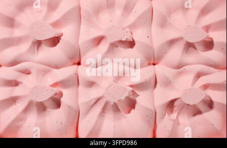 Makroaufnahme einer rosa Erdbeer-Frucht-Eiscreme-Textur, Blick von oben Stockfoto