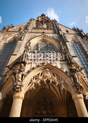 Gotisches Portal der Petersdomkathedrale in Brno Stockfoto