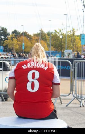 Etihad-Stadion, Manchester, UK. 4. Oktober 2026. Arsenal-Fan, vor dem WSL-Spiel zwischen Manchester City und Arsenal im Etihad-Stadion, … Stockfoto