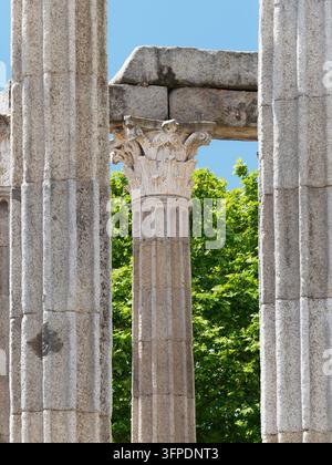 Nahaufnahme von korinthischem Kapitell und Granitsäulen des römischen Tempels der Diana in Évora, Portugal Stockfoto