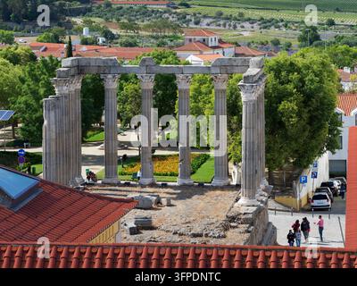 Erhöhte Ansicht des Römischen Tempels von Évora und der Alentejo-Landschaft vom Kathedralendach aus Stockfoto