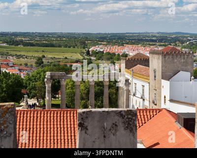 Erhöhte Aussicht auf den Römischen Tempel von Évora und die Alentejo-Landschaft vom Kathedralendach, Portugal Stockfoto