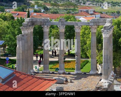 Erhöhte Aussicht auf den Römischen Tempel von Évora und die Alentejo-Landschaft vom Kathedralendach, Portugal Stockfoto