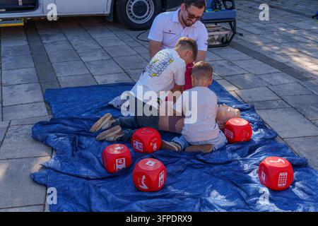 KOTTINGBRUNN, ÖSTERREICH - 3. OKTOBER 2026: Kinder üben Herzdruckmassage auf einer Trainingspuppe am Sicherheitstag Stockfoto