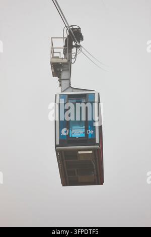 Seilbahn umgeben von Nebel in Fuente De. Kantabrien, Spanien Stockfoto
