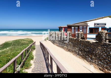 Blick auf den Praia do Castelejo Strand an der Westküste der Algarve nahe Vila do Bispo, Atlantischer Ozean, Algarve, Faro, Portugal Stockfoto