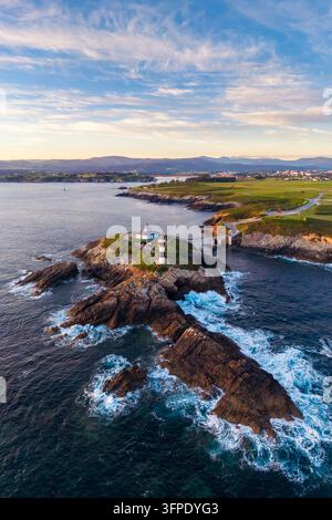 Luftaufnahme des Faro di Illa Pancha während eines Frühlingssonnenaufgangs. Ribadeo, Galicien, Spanien, Iberische Halbinsel, Europa. Stockfoto