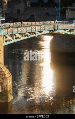 England, London, Detail der Tower Bridge und der Themse Stockfoto